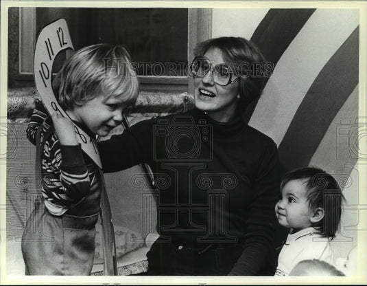 1989 Julie Gneiser spent time with children at her Green Lake center - Historic Images