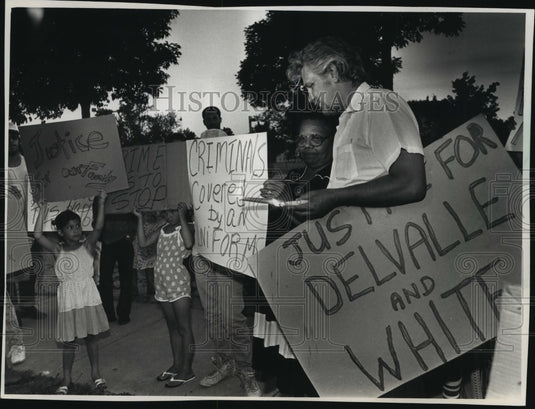 1988 Press Photo Robert Braun Consoles Dominga Devalle at Rally for Slain Son - Historic Images