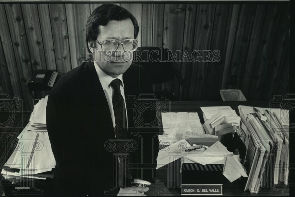 1987 Press Photo Ramon Gonzalez Del Valle Sells Homes to Hispanics - mja95324 - Historic Images