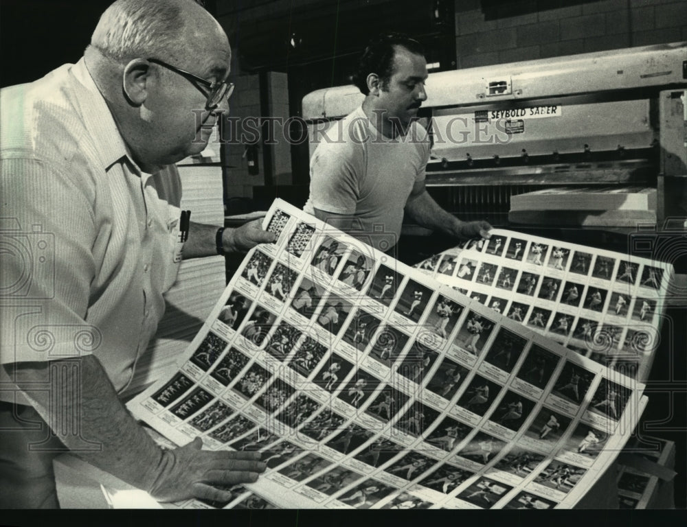 1988 Press Photo Jim Lockman of Wisconsin, inspected a sheet of baseball cards - Historic Images