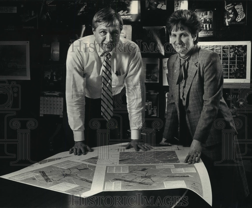 1988 Press Photo Eric Delzer, President of Lithograph Co., looks over a new map - Historic Images