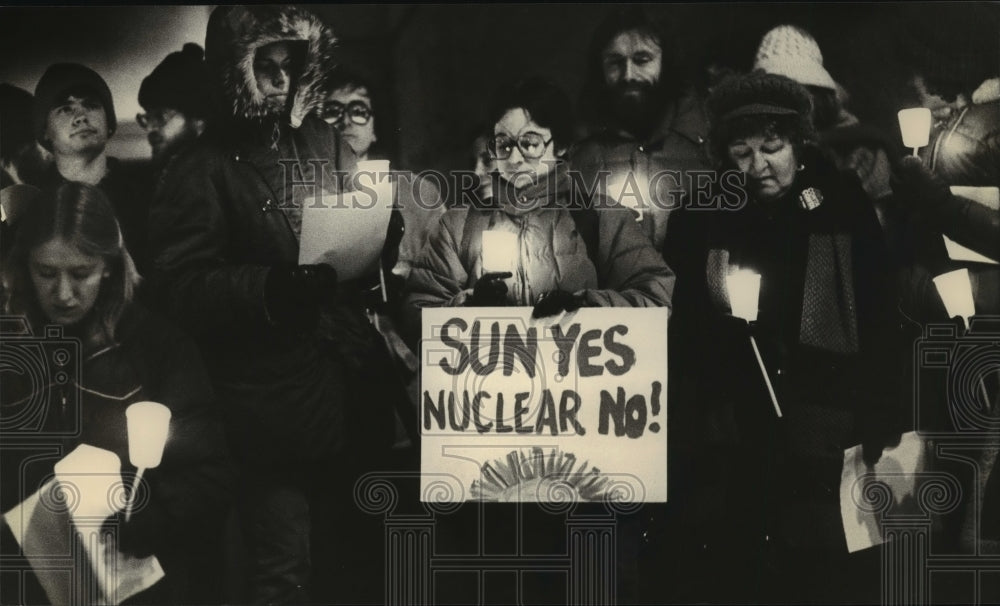 1980 Press Photo Protesters against nuclear power in front of Federal Building - Historic Images