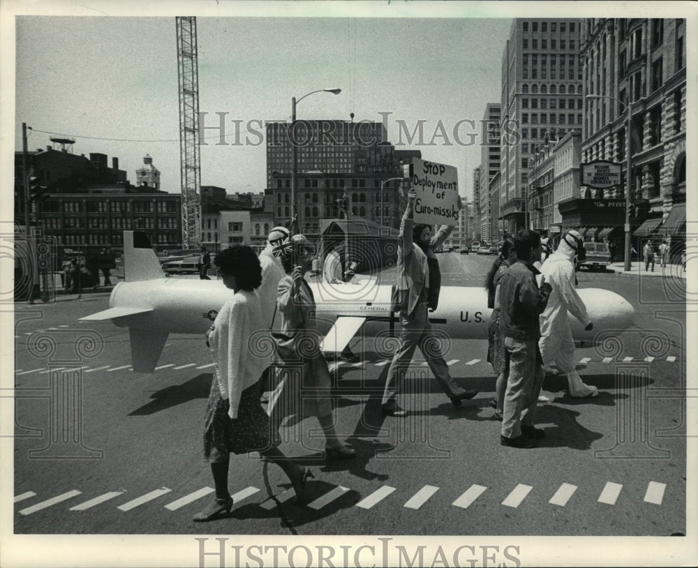 1983 Press Photo Antinuclear protesters carrying cruise missile, Milwaukee - Historic Images