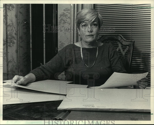 1987 Audrey Drake examines her husband's medical records - Historic Images