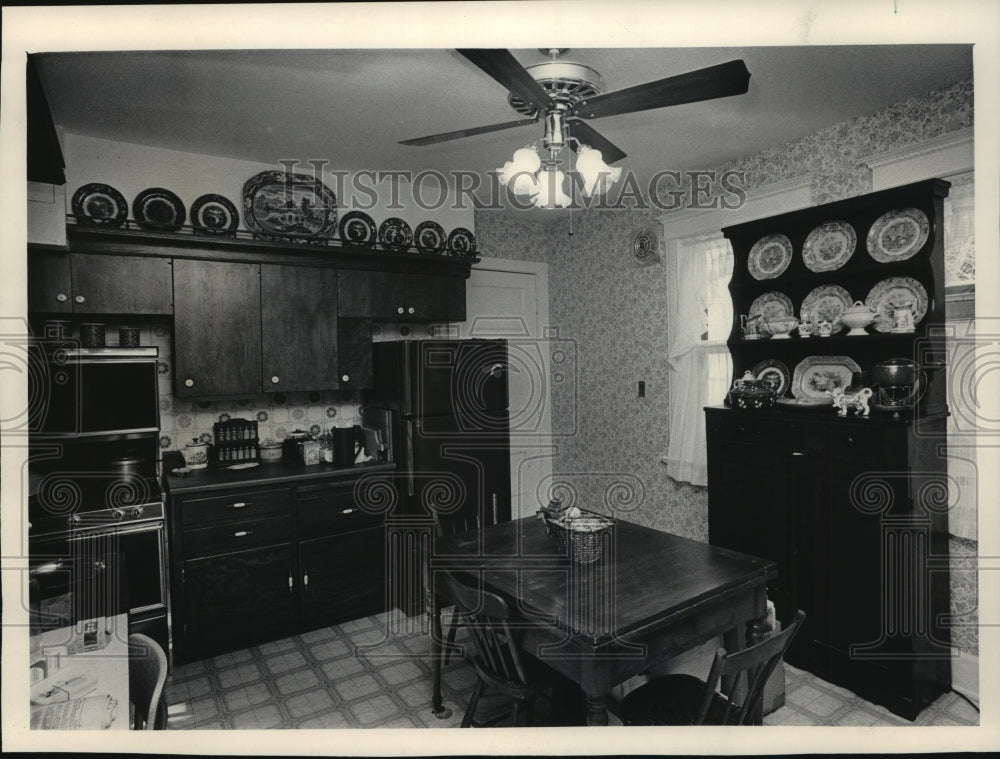1984 Lillian Dowling&#39;s decorated kitchen in Milwaukee, Wisconsin - Historic Images