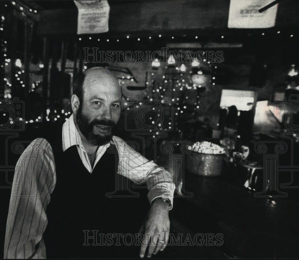 1990 Press Photo Farmstead Restaurant Owner Tom Deppisch Sees Business Decline - Historic Images