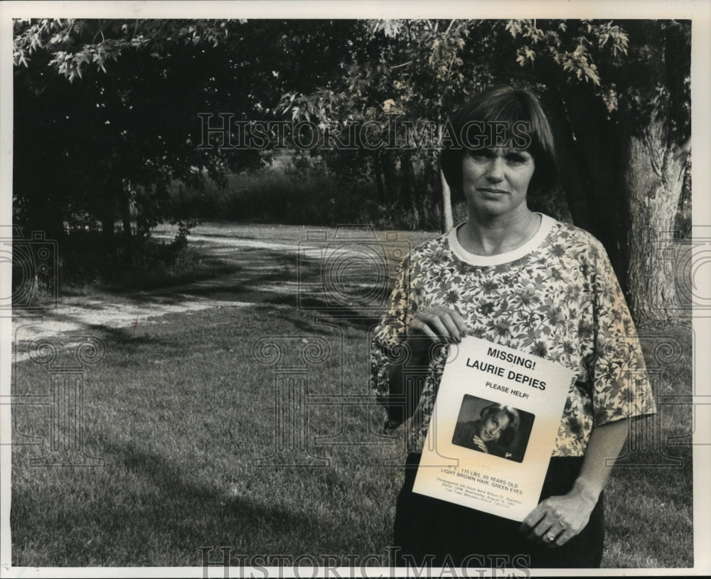 1992 Press Photo Mary Wegner, mother of missing Laurie Depies, holds leaflet. - Historic Images