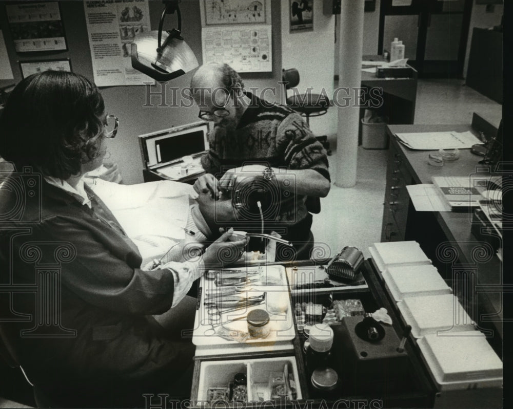 1982 Willa Thomas and Michael Lewitzke worked on a dental patient - Historic Images