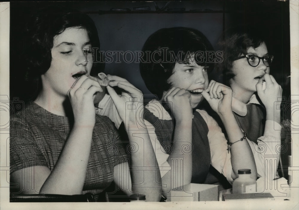1965 Press Photo Buffalo, New York School Girls Adjust Vinyl Mouth Guards-Historic Images