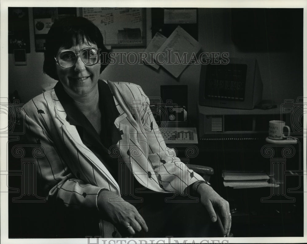 1989 Press Photo Mary Diaz chairwoman of the division of education, Alverno Cge - Historic Images