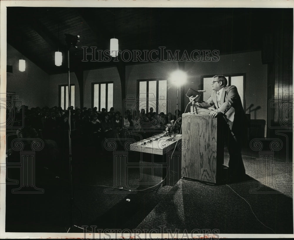 1976 Press Photo Rev. Wayne Dillabaugh at Northport Drive Baptist in Madison - Historic Images
