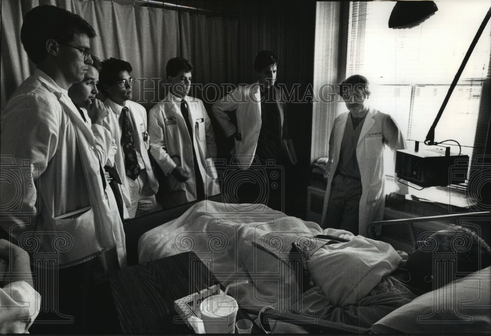 1990 Press Photo Ronald Siegel attending physician, med students, patient. - Historic Images