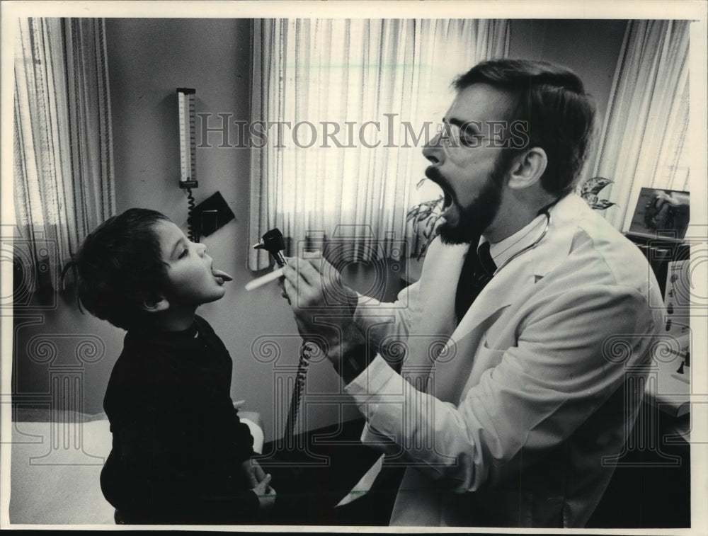 1985 Press Photo Doctor Bickform Gives Patient Checkup in Fredonian Office - Historic Images