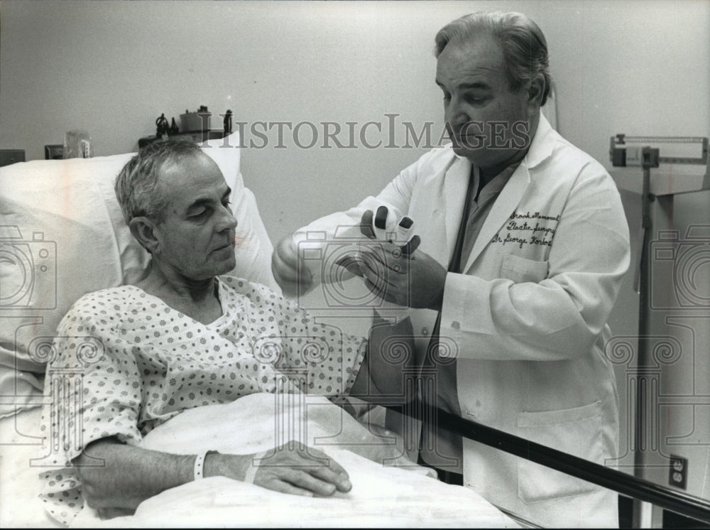 1993 Press Photo Plastic Surgeon George Korkos Repairs Hand at Elmbrook Memorial - Historic Images