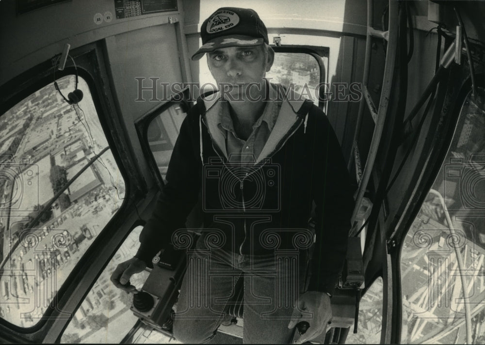 1986 Press Photo Harrington Operating Levers Inside of Crane Cab - mja95602 - Historic Images