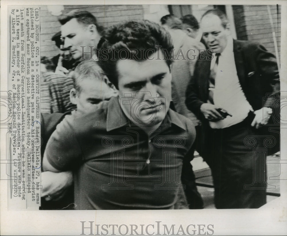1968 Press Photo Robert Dellelo, convict, taken away by police, Boston - Historic Images