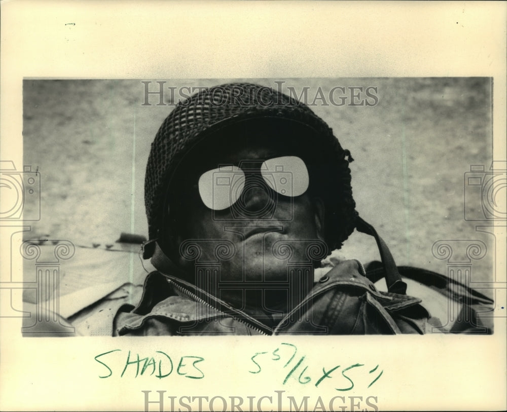 1987 Press Photo Off-duty serviceman waiting to film &quot;War and Remembrance&quot; - Historic Images