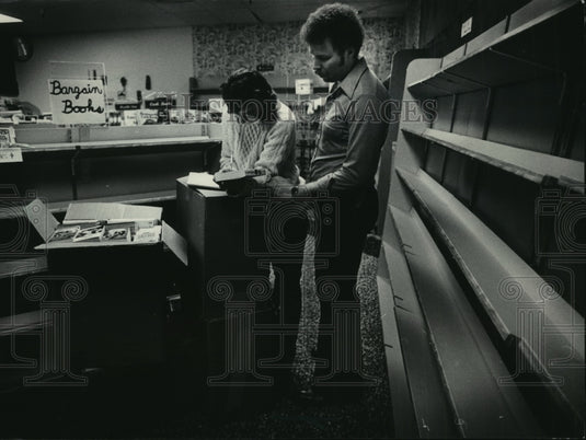 1985 Mary and Richard Kasten emptied shelves at Reader's Realm-Historic Images