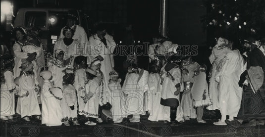 1988 The story of Jesus is told as Delafield's Christmas tree is lit - Historic Images
