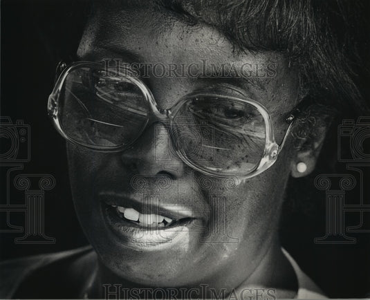1988 Press Photo Jennie Rayner talks about working for Delco Electronics - Historic Images