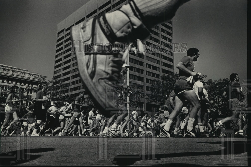 1987 Press Photo Runners in Al McGuire Race run up Prospect Ave - mja95773 - Historic Images