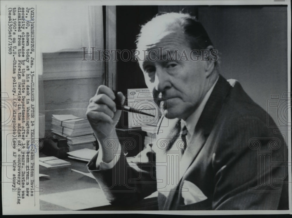 1969 Press Photo John Davies at his State Department desk in Washington - Historic Images
