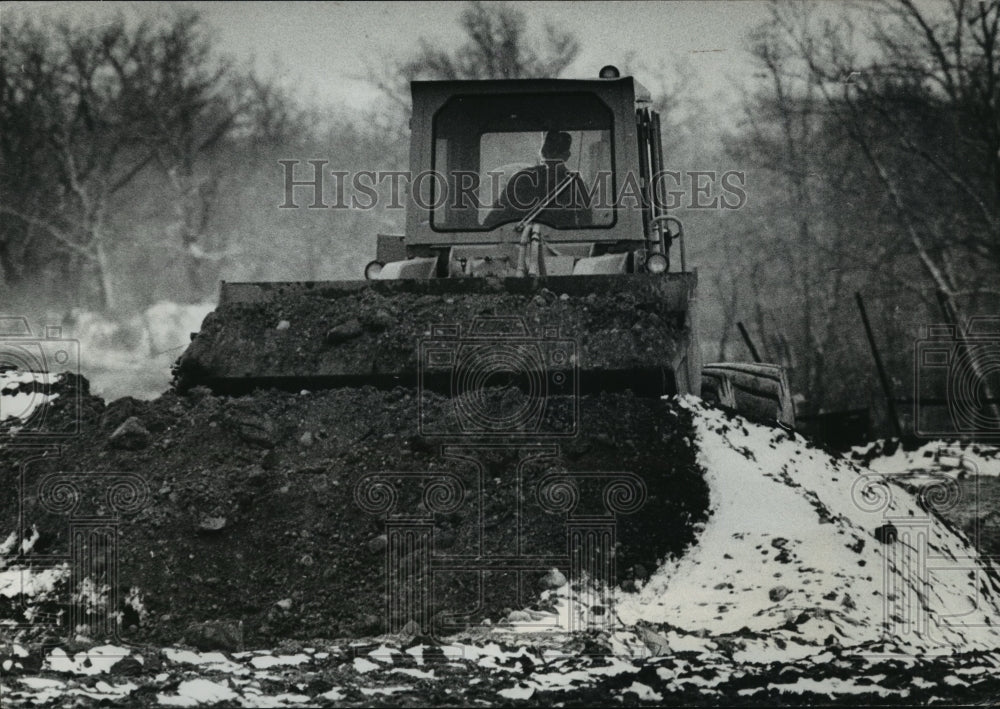 1978 Press Photo A front-end loader scoops snowy dirt in Delafield, Wisconsin - Historic Images
