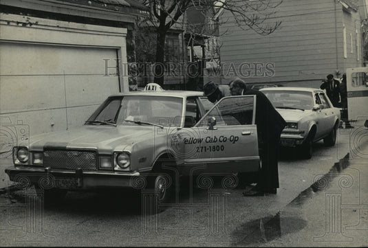 1985 Press Photo Police investigate shooting of Gloria J. Smith in Milwaukee - Historic Images