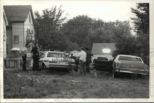 1989 Press Photo Police Look For Evidence Near Abandoned Robber Vehicle - Historic Images
