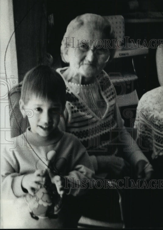 1991 Press Photo Maria Dimitrijevic with young boy - mja95842 - Historic Images