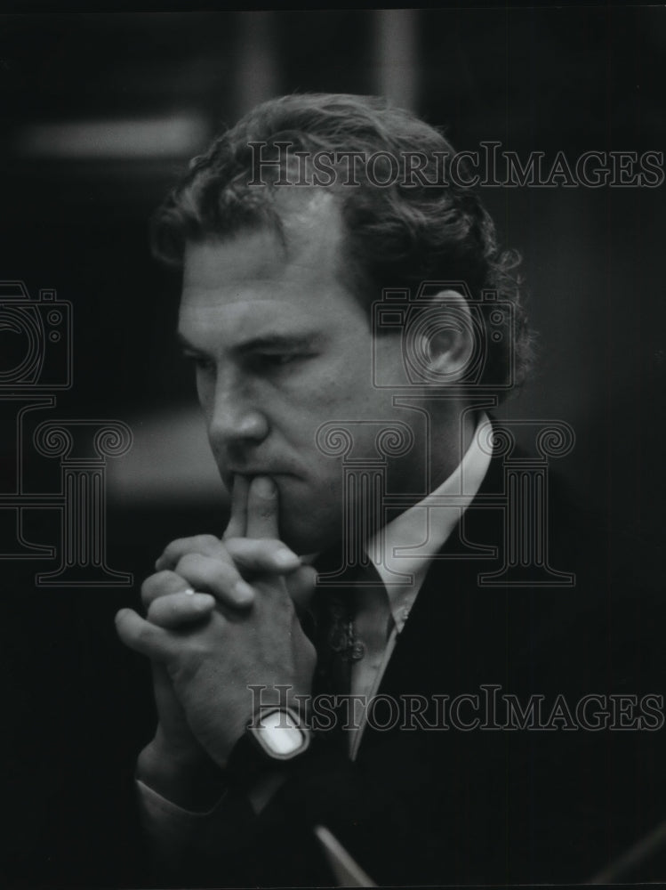 1994 Thomas D. Defke waits in court - Historic Images