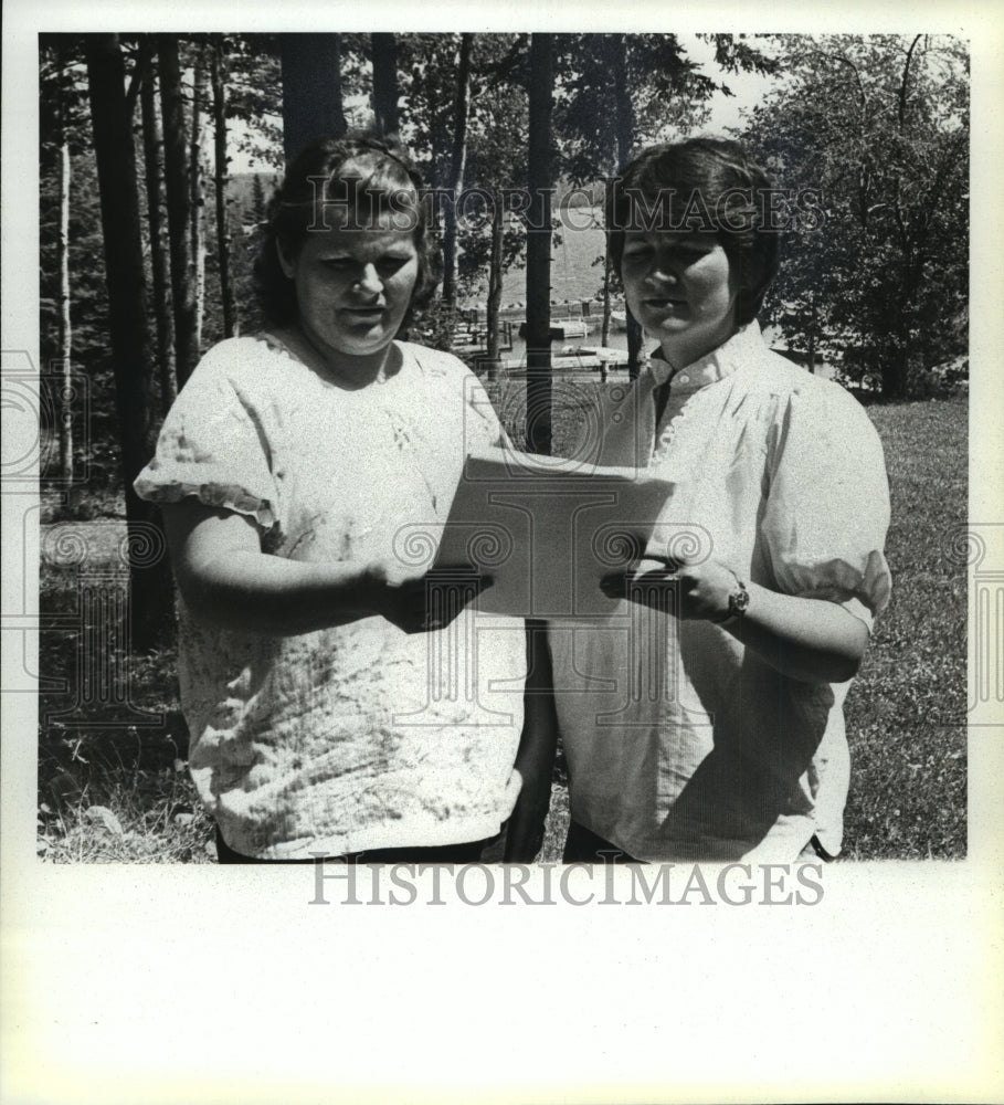 1981 Terri DeFoe and Betsy Hudson look over paperwork-Historic Images