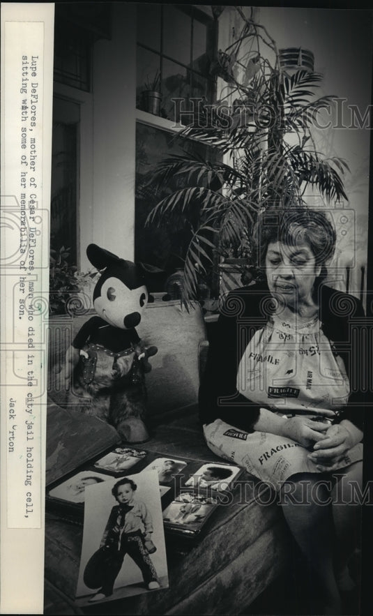 1986 Press Photo Lupe DeFlores displays memorabilia of her deceased son, Cesar - Historic Images