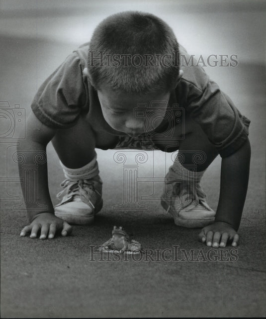 1993 Press Photo Andrew Kath With Frog at Dousman Derby Days Event, Wisconsin - Historic Images