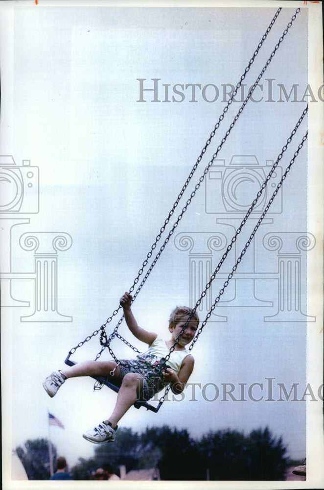 1993 Press Photo Matthew Rogan, 4, Leans into Flying Swing at Dousman Derby Days - Historic Images