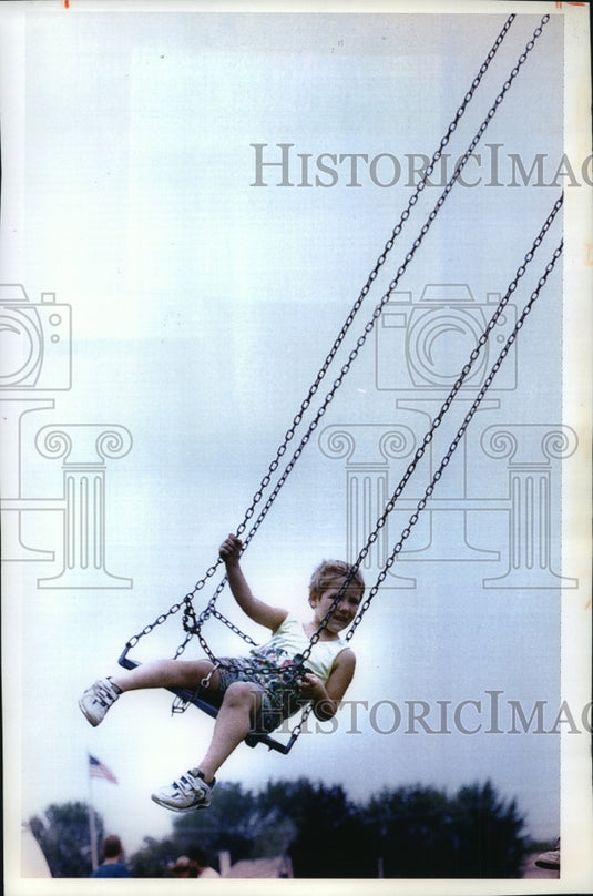 1993 Press Photo Matthew Rogan, 4, Leans into Flying Swing at Dousman Derby Days - Historic Images