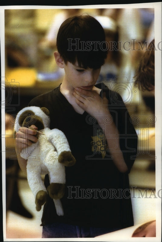 1994 Press Photo Todd Rose Holds Mr. Monkey Who Returned from a 2,500 Mile Trip - Historic Images