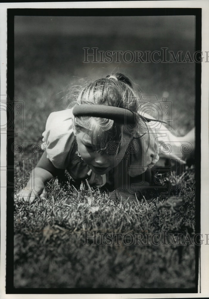 1992 Press Photo Katie Glembin of Wisconsin launches her frog by blowing on it - Historic Images