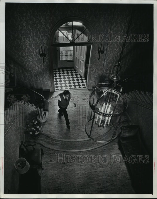 1979 Wisconsin Governor Lee Sherman Dreyfus In Foyer - Historic Images
