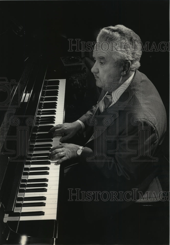 1986 Press Photo Former Wisconsin Governor Lee Dreyfus Plays Piano - mja95896 - Historic Images