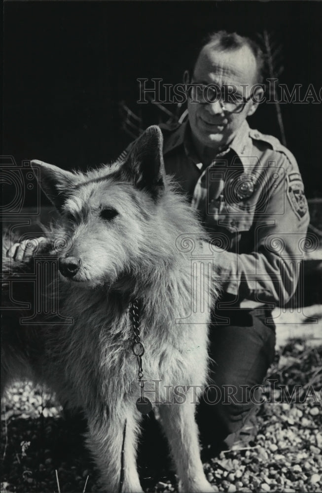 1984 Press Photo Dog held by Loeffler had roamed in Jackson Park. - mja95936 - Historic Images