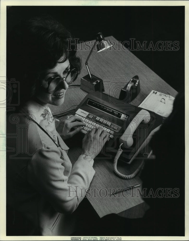 1982 Press Photo Theresa Story telephone clerk with new device for the deaf, WI. - Historic Images