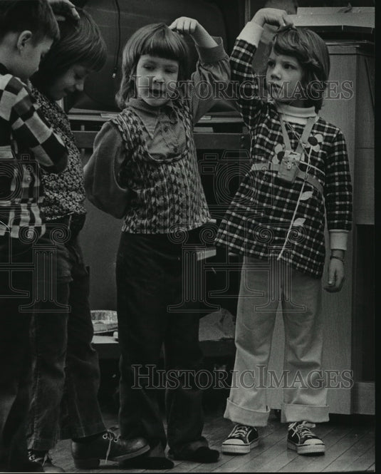 1975 Press Photo Beth Burns hearing impaired, class, playing game, Milwaukee. - Historic Images
