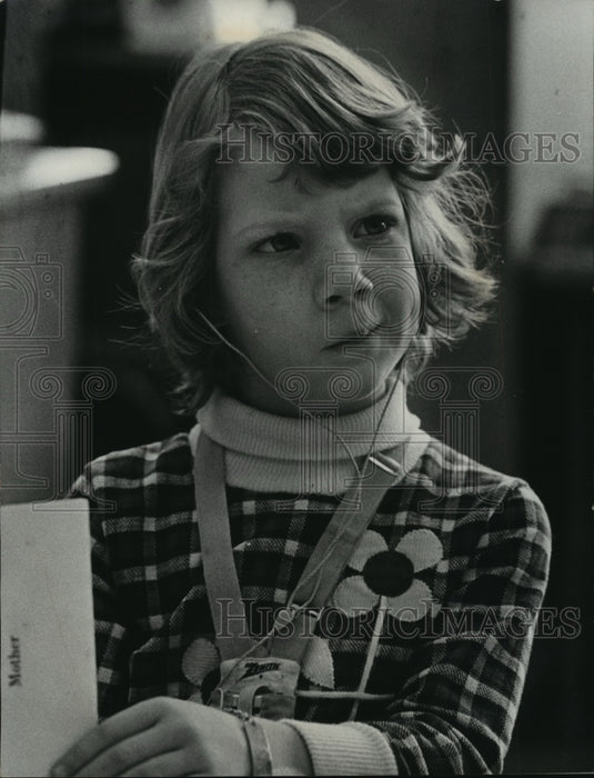 1975 Press Photo Beth Burns hearing impaired plays game in kindergarten class. - Historic Images