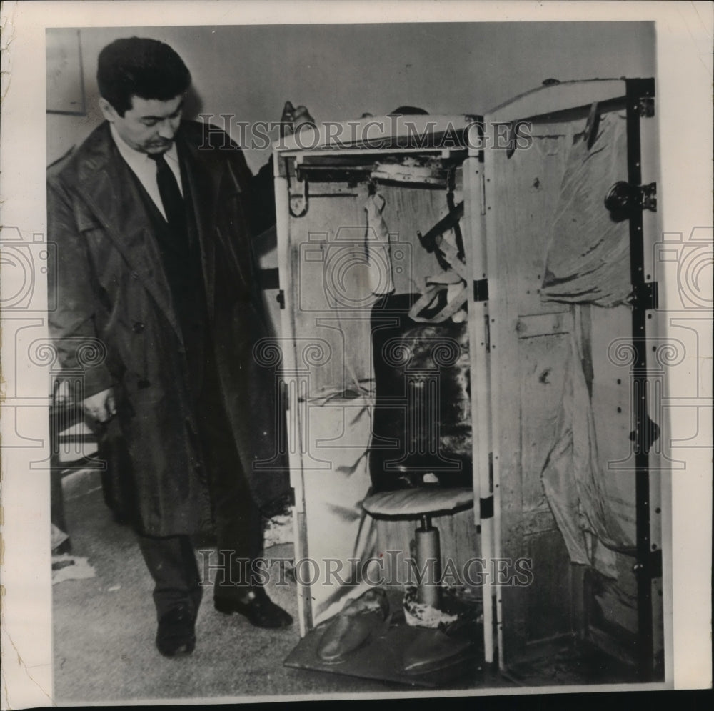 1964 Press Photo Italian customs official examines trunk of Josef Dahan - Historic Images