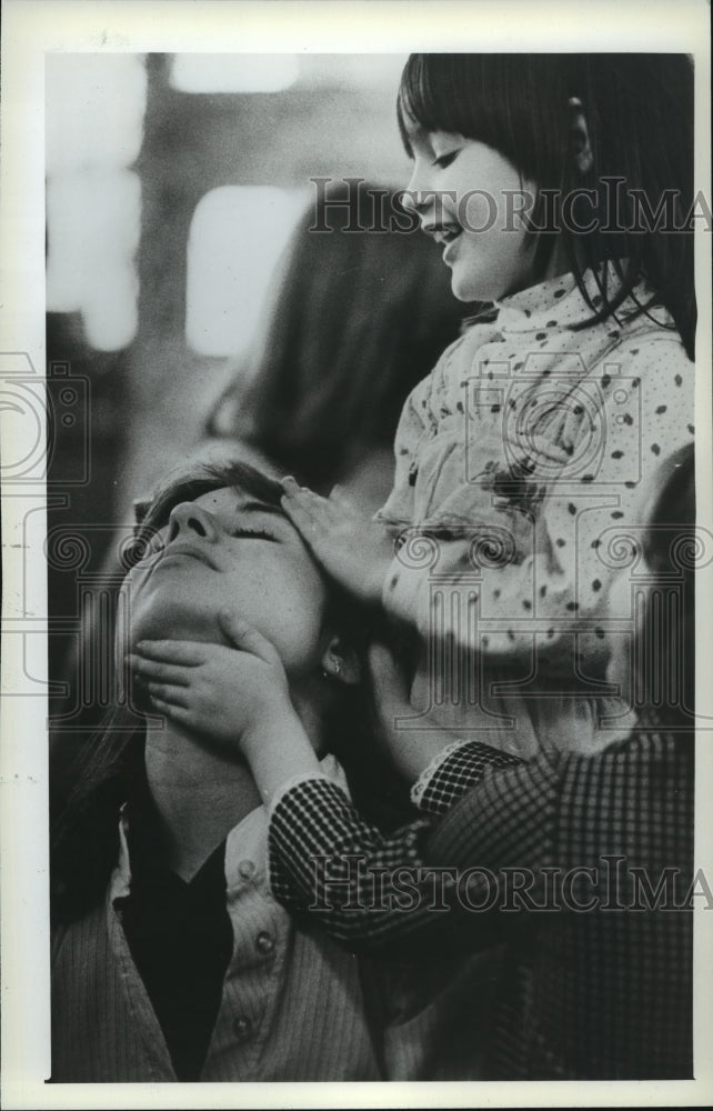 1982 Press Photo Bianca Toburen and friend wash teachers hair at daycare center. - Historic Images