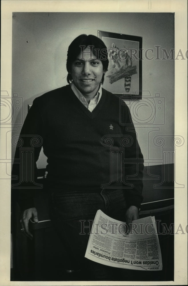 1985 Press Photo Jeff DeCora teaches Indian treaty law course at University - Historic Images