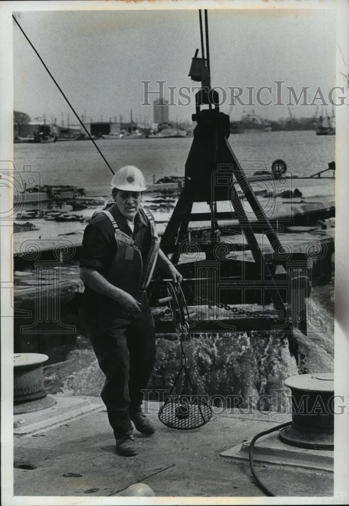 1976 Press Photo Olev Vigelsjo prepared to take a sounding for water depth - Historic Images