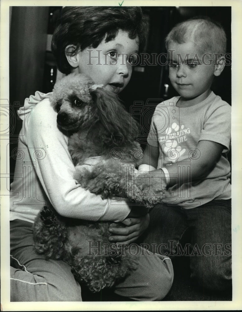 1985 Press Photo Natalie McMinn and Serena Schnug pet Marlow at hospital - Historic Images