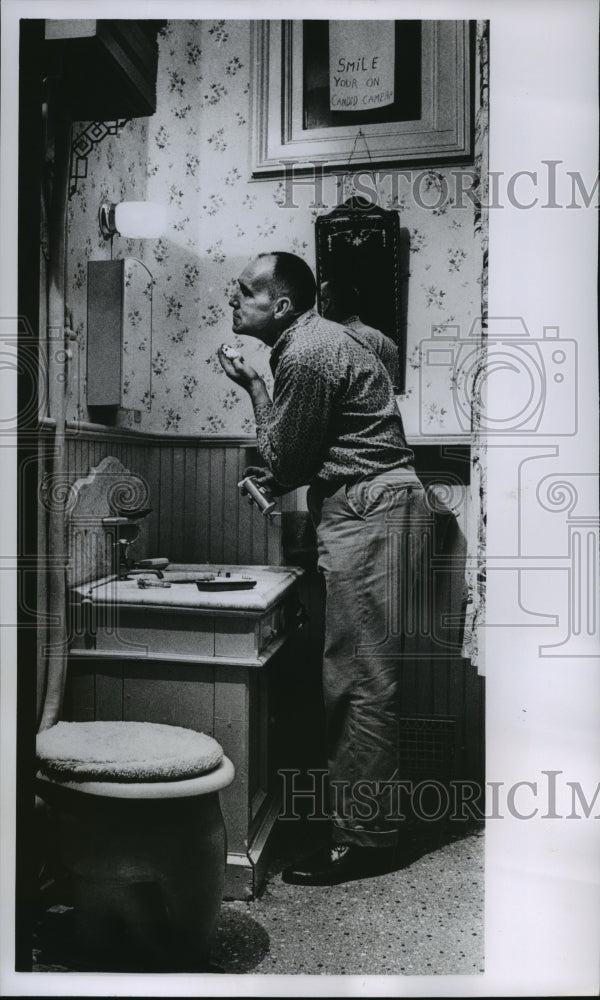 1963 Press Photo Harry K. Robinson shaves in modern lighting - mja96240 - Historic Images